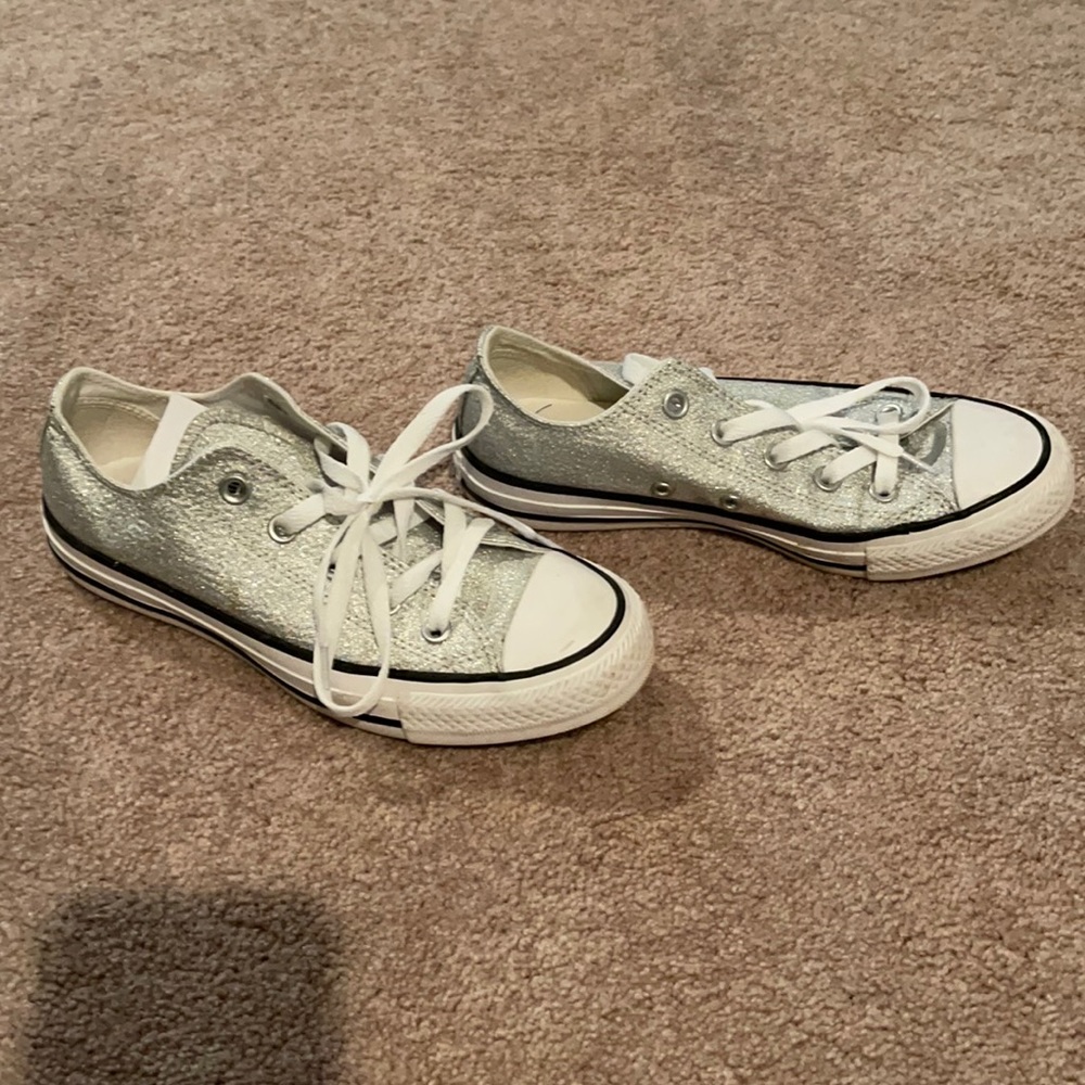 Tennis shoes